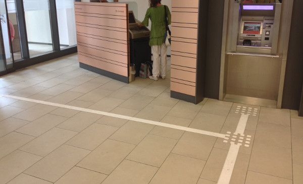 Das Leitsystem führt vom Eingang zum Geldautomaten.