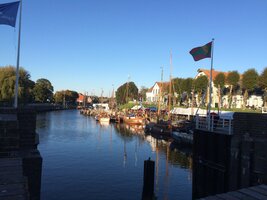 Der Museumshafen an der Harle mit Blick von der Schleusenbrücke