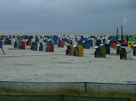 Standkörbe und ein Klettergerüst (vom Kinderspielplatz) auf dem Sandstrand