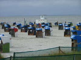 Strandkörbe auf dem Sandstrand