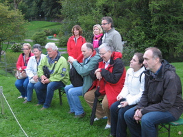 Die Gruppe der Teilnehmer auf einer Wiese (mit dem Minigolfplatz im Hintergrund). Sieben Teilnehmer sitzen auf einer Bank, drei Teilnehmer stehen dahinter.