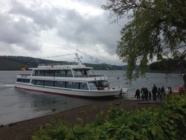 Passagiere verlassen das Schiff „Sorpesee“.