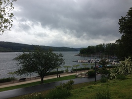 Der Sorpesee mit kleinem Bootshafen.